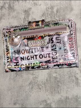 Relic Changing Hologram Las Vegas Graphic Zip Tri Fold Wallet with Heart Charm